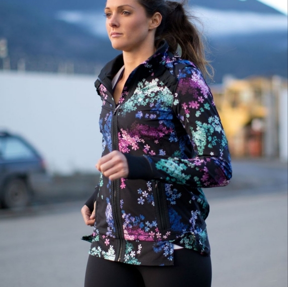 Lululemon Run: Bandit Jacket- Petal Pop Multi/black, size 4 jacket - Picture 3 of 7